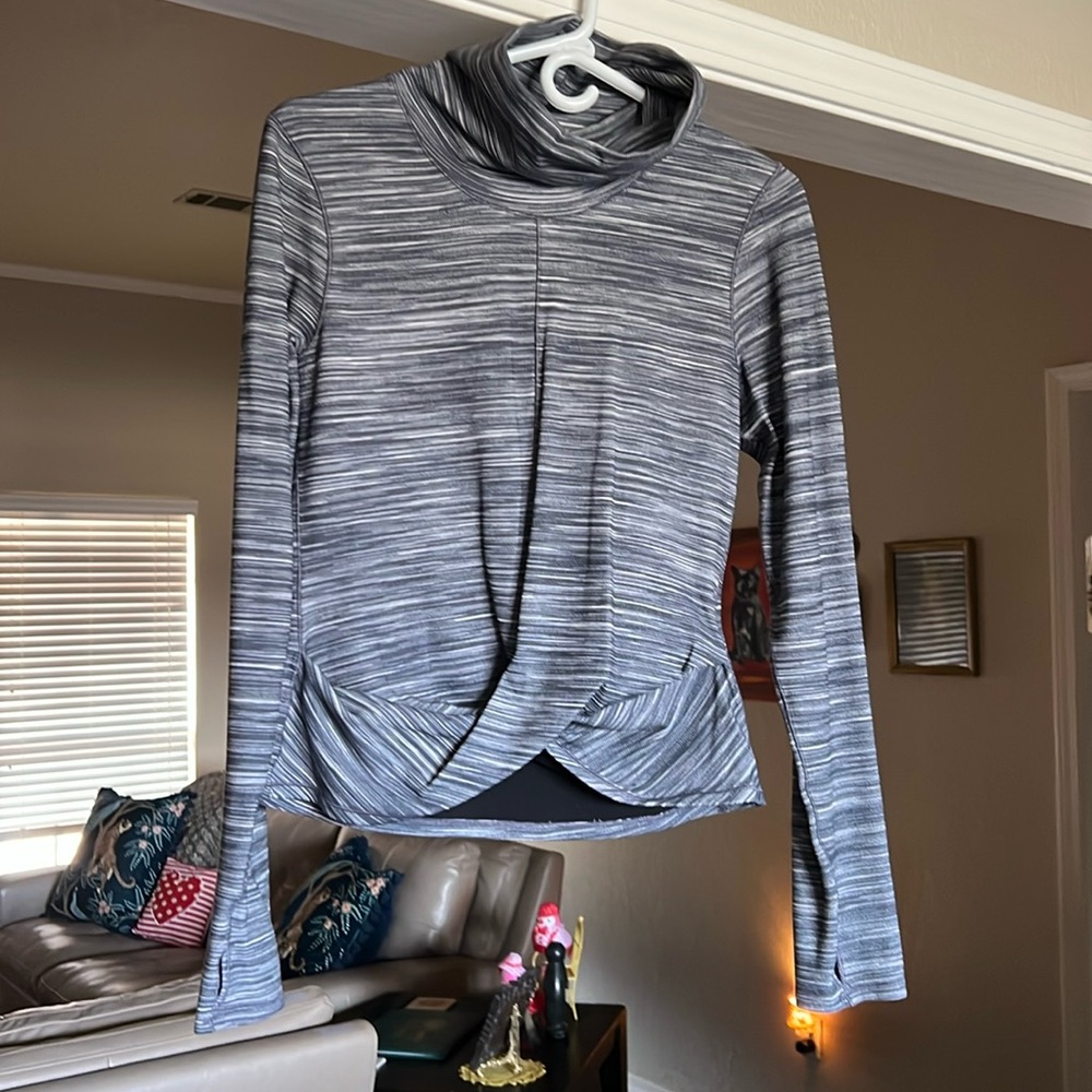 Lululemon top. Worn a couple times in excellent condition.